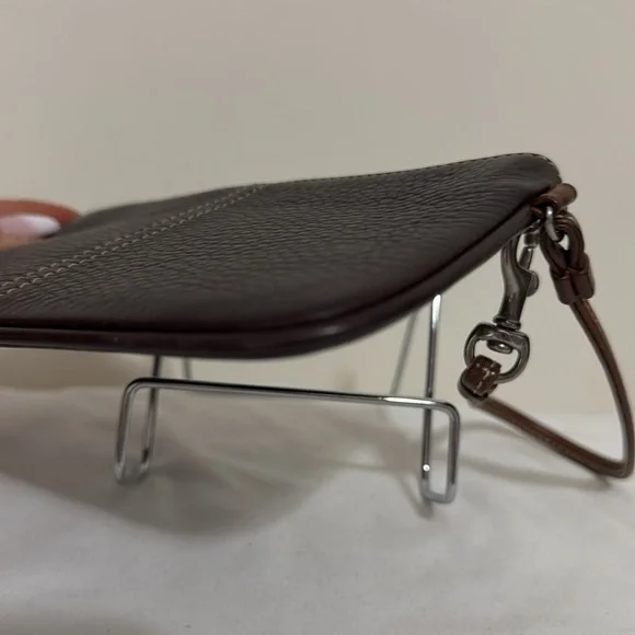 Coach vintage  “Chelsea” brown pebbled leather wristlet - Picture 4 of 9